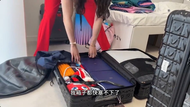 張雨霏睿每面獎牌都由一個大藍色盒子裝著。