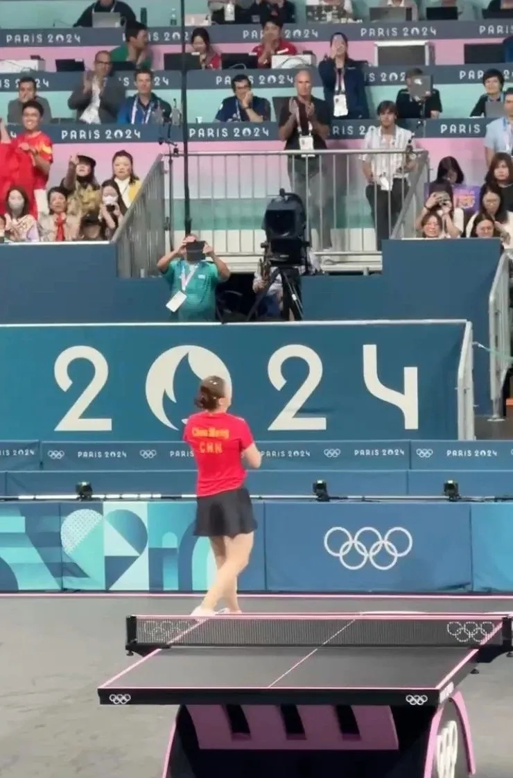 觀眾向陳夢做出不雅手勢 觀眾向陳夢做出不雅手勢