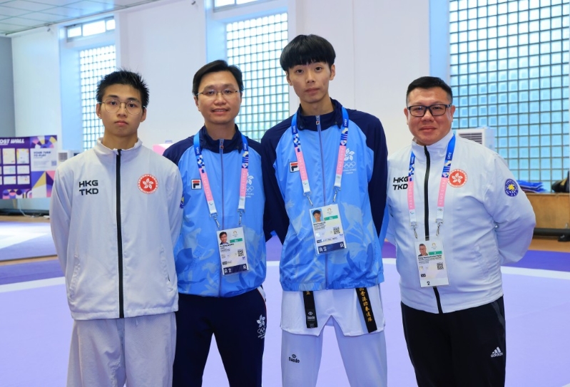 跆拳道團隊包括教練黃家榮(左二)及奧運選手盧蔚豐(右二) 跆拳道團隊包括教練黃家榮(左二)及奧運選手盧蔚豐(右二)