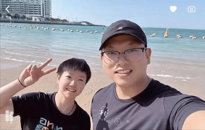 孫穎莎因為曬出與體能教練翔哥在海邊的合照，傳出緋聞。