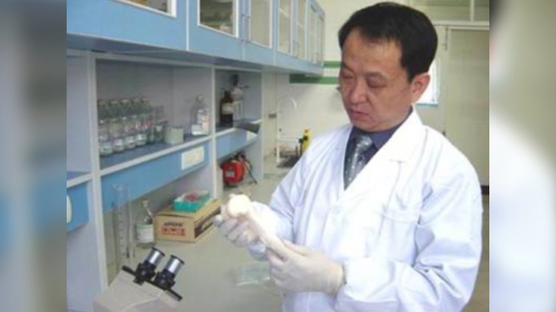 4000具尸體被盜賣拆骨案中的操控者李寶興，是一名解剖專家。