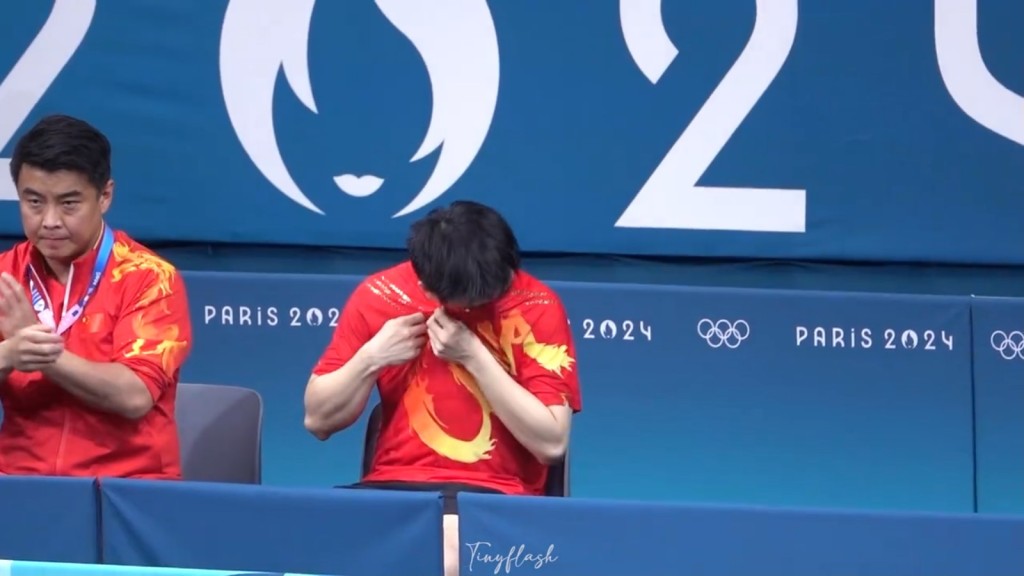 樊振東最后用衫抹臉 樊振東最后用衫抹臉