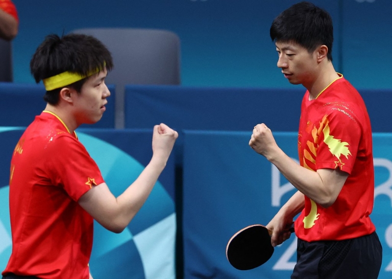 王楚欽伙拍馬龍打第1場雙打，與瑞典的卡爾貝格、卡臣組合激戰5局險勝。路透社