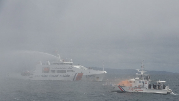 圖為越南船艦噴水為模擬失火的靶船滅火 圖為越南船艦噴水為模擬失火的靶船滅火
