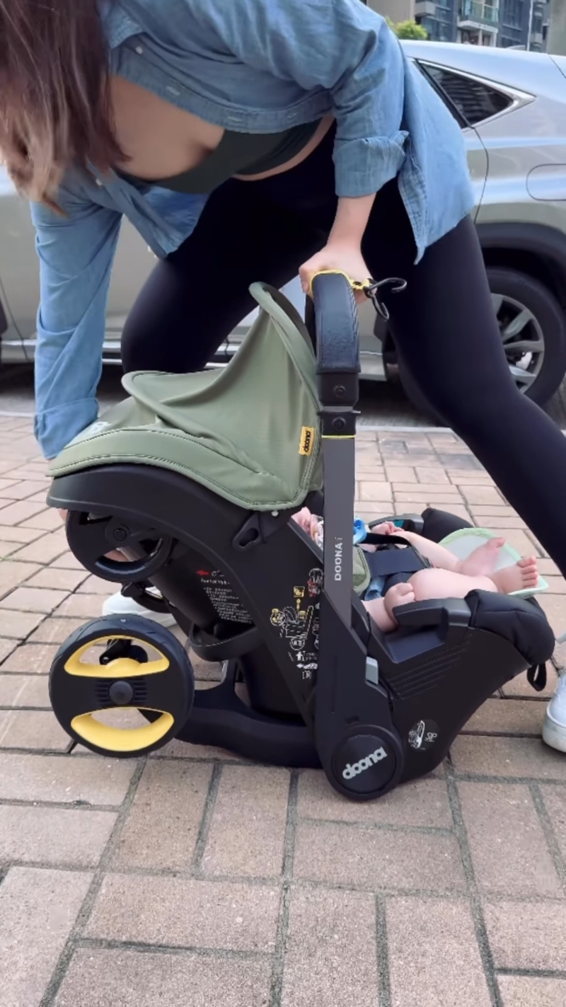 陳嘉慧倒奶開車。