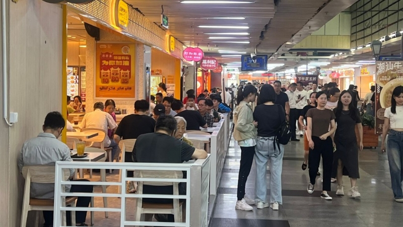 深圳商場內，平價快餐店更受顧客歡迎。
