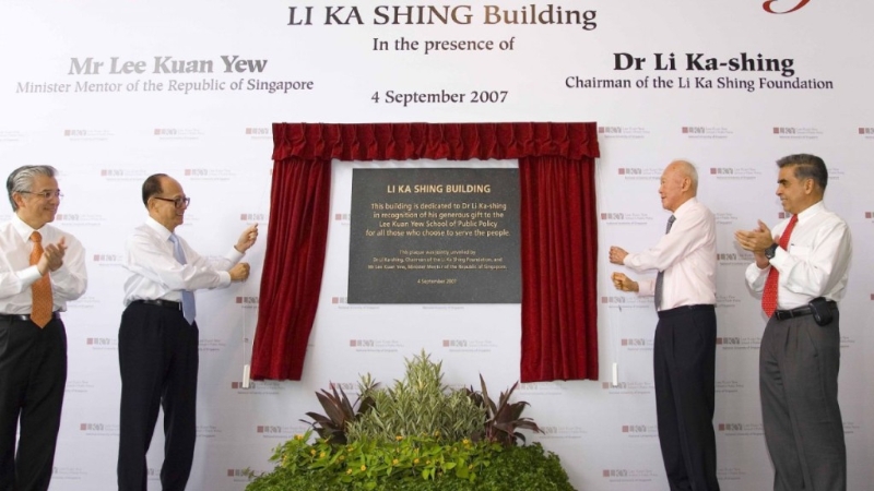 2007年，李嘉誠與新加坡內閣資政李光耀為李嘉誠大樓主持開幕儀式（左：新加坡國立大學校長施春風，右為李光耀公共政策學院院長馬凱碩）（圖：李嘉誠基金會）