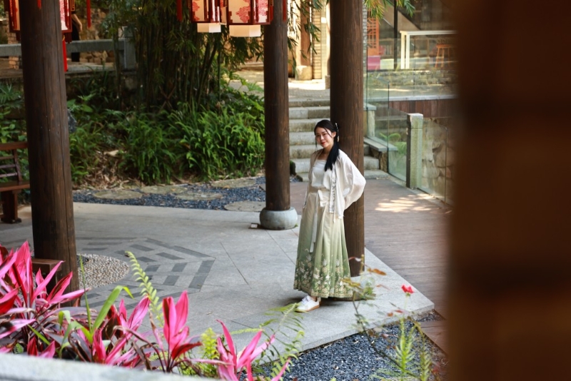 承載中國工藝美學的漢服，加上古色古香的甘坑古鎮，拼湊出濃濃的傳統氛圍。