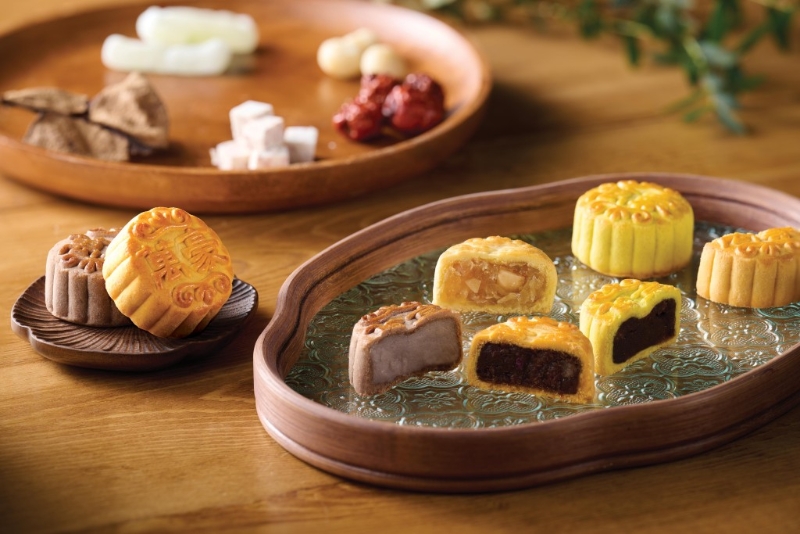 1.即焗四式迷你月餅，限量即焗，有夏果冬蓉、可可芋蓉、玫瑰金腿棗蓉及陳皮紅豆4款口味，新鮮熱辣。（$188 萬豪金殿）