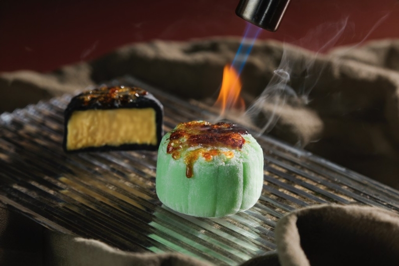 2.法式焦糖冰皮月餅，只限自取，即席用火槍燒焦冰皮表面，伴黑刺榴槤蓉及椰子蓉做餡料，外脆內軟。（$998 半島精品店與咖啡廳）