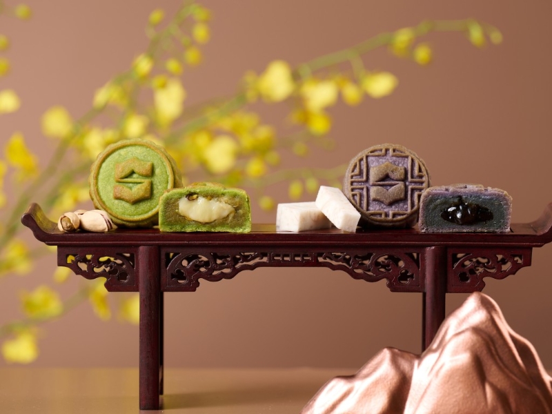 4.芋頭開心果麻糬月餅，香軟粉糯的麻糬分別配搭芳香的芋頭及酥脆的開心果，煙韌富嚼勁，層次鮮明。（$408 港島香格里拉酒店）