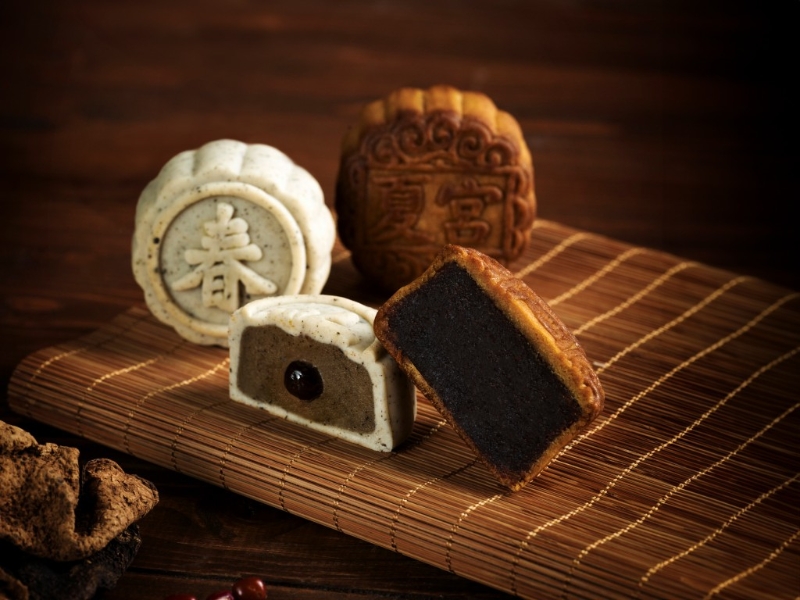 7.夏宮x春水堂月餅禮盒，6件裝禮盒，包括30年陳皮豆沙月餅及新的春水堂鐵觀音黑糖珍珠奶茶月餅，入口清新芳香。 （$408 港島香格里拉酒店）