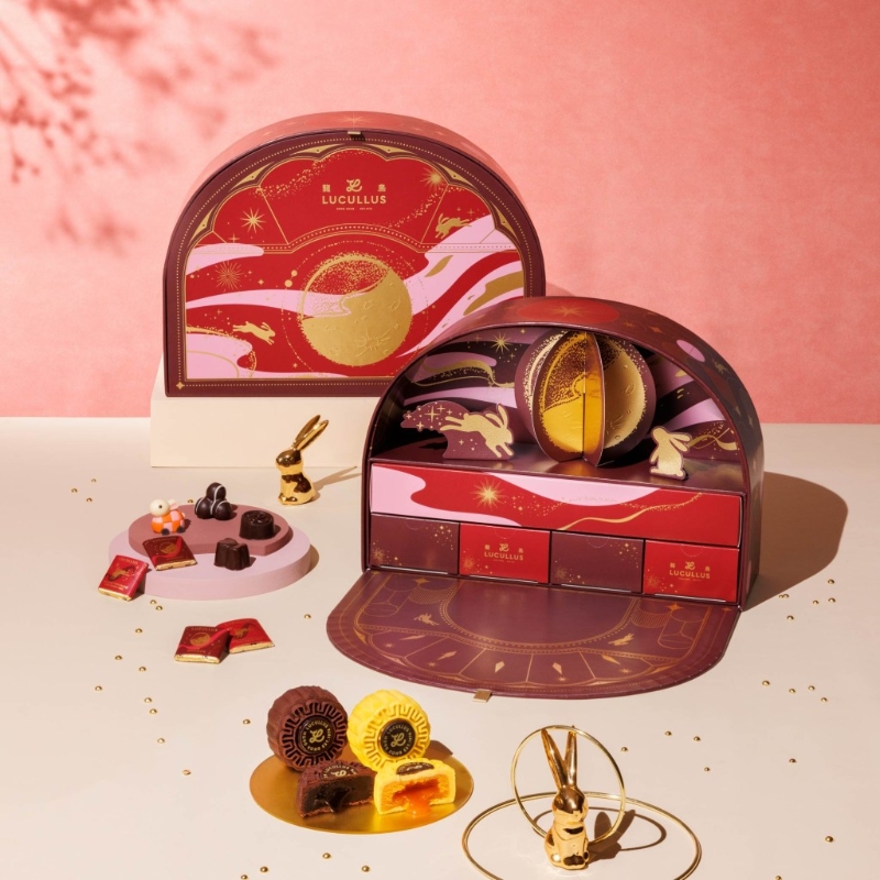 16.朗月中秋月餅禮盒，半圓拱形禮盒印上燙金的應節圖案，設計優雅，內有奶黃流心及朱古力流心月餅，以及多款手工朱古力。（$408 龍島）