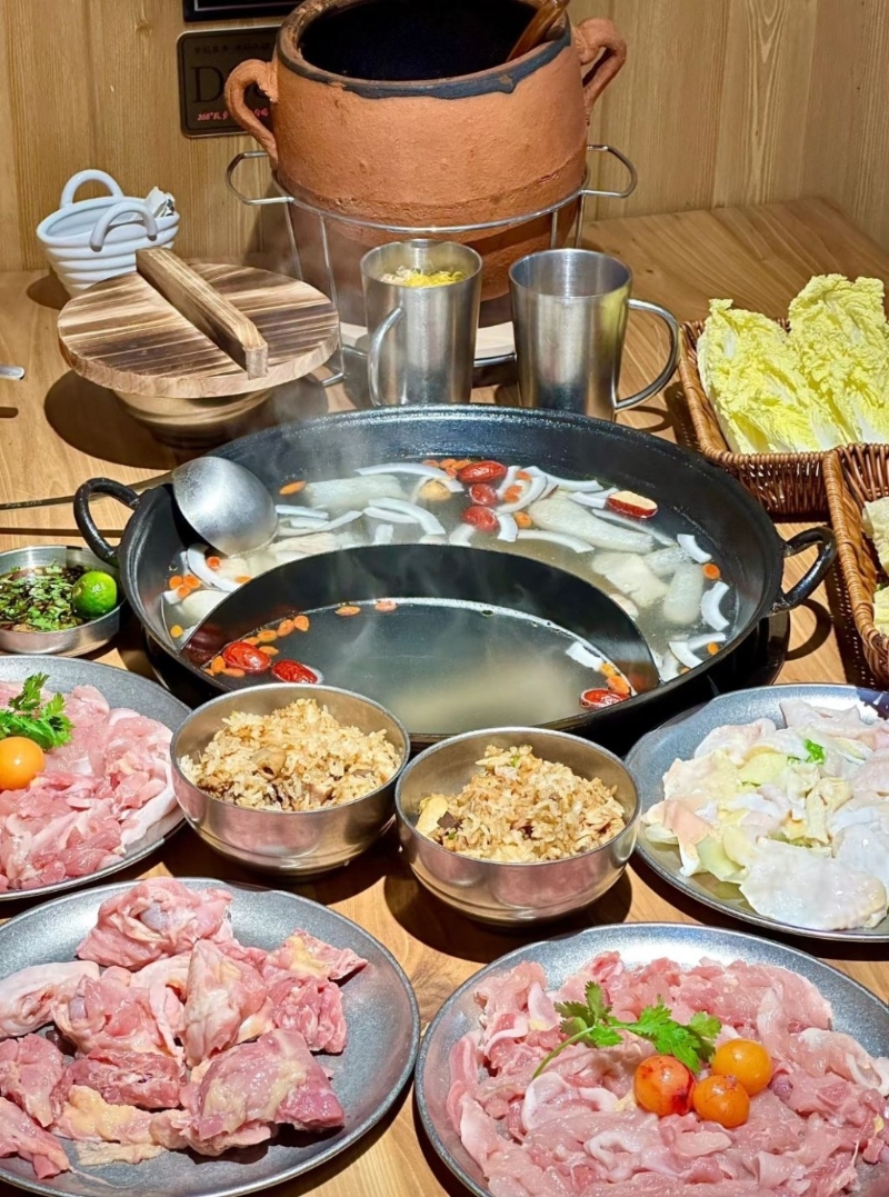 湛江美食2024｜3. 背雞離鄉老雞火鍋 大眾點評團購二至三人套餐￥119，菜式豐富。（圖片來源：小紅書＠kathy小丸子）