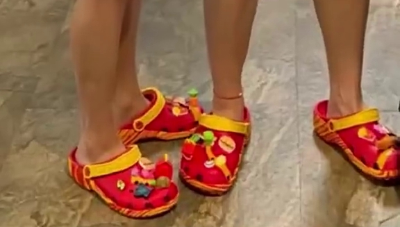 穿同款拖鞋 穿同款拖鞋