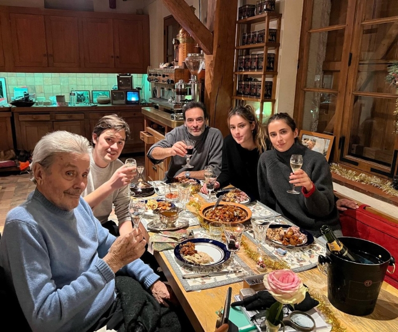 阿倫狄龍晚年與家人慶祝圣誕。