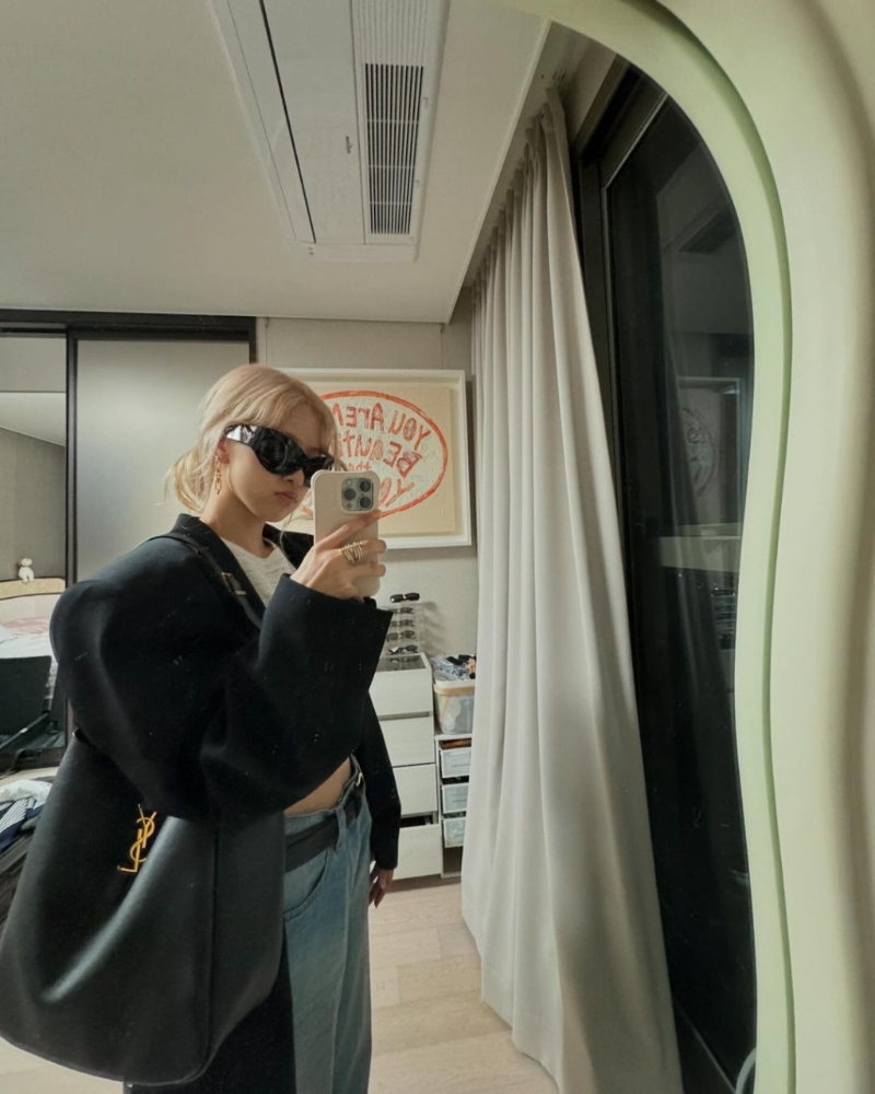 BLACKPINK成員Rosé以Saint Laurent的黑色LE 5 à 7 Supple系列 Hobo單肩手袋，配襯中性型格衣著。 （圖：IG@roses_are_rosie）