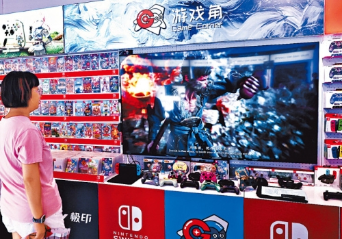 北京市民正在一間游戲店內觀看《黑神話：悟空》的宣傳片。