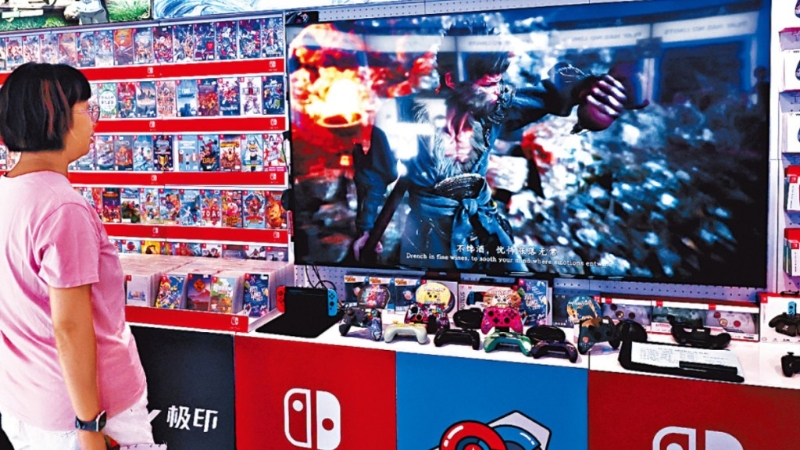 市民正在觀看《黑神話:悟空》的宣傳片 市民正在觀看《黑神話:悟空》的宣傳片