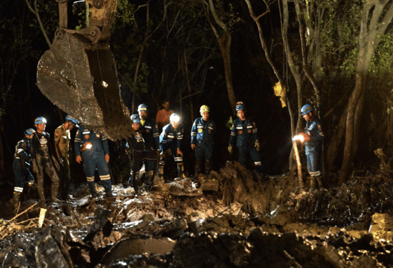 泰國當局出動挖泥機在墜機現場挖掘。