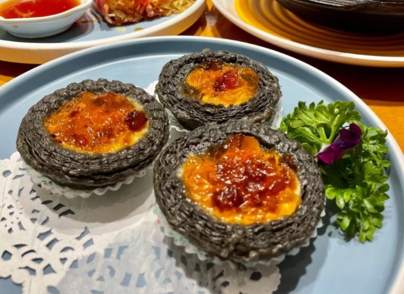 蝦餃妹竹炭桃膠蛋撻賣相吸睛，打卡必吃美食。