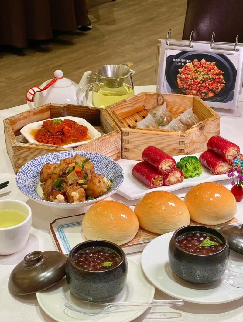 寶園酒家中式裝修，長者都喜歡在這種傳統粵式茶樓嘆茶吃美食，店中點心都是手工現做，而且有很多創新食品。