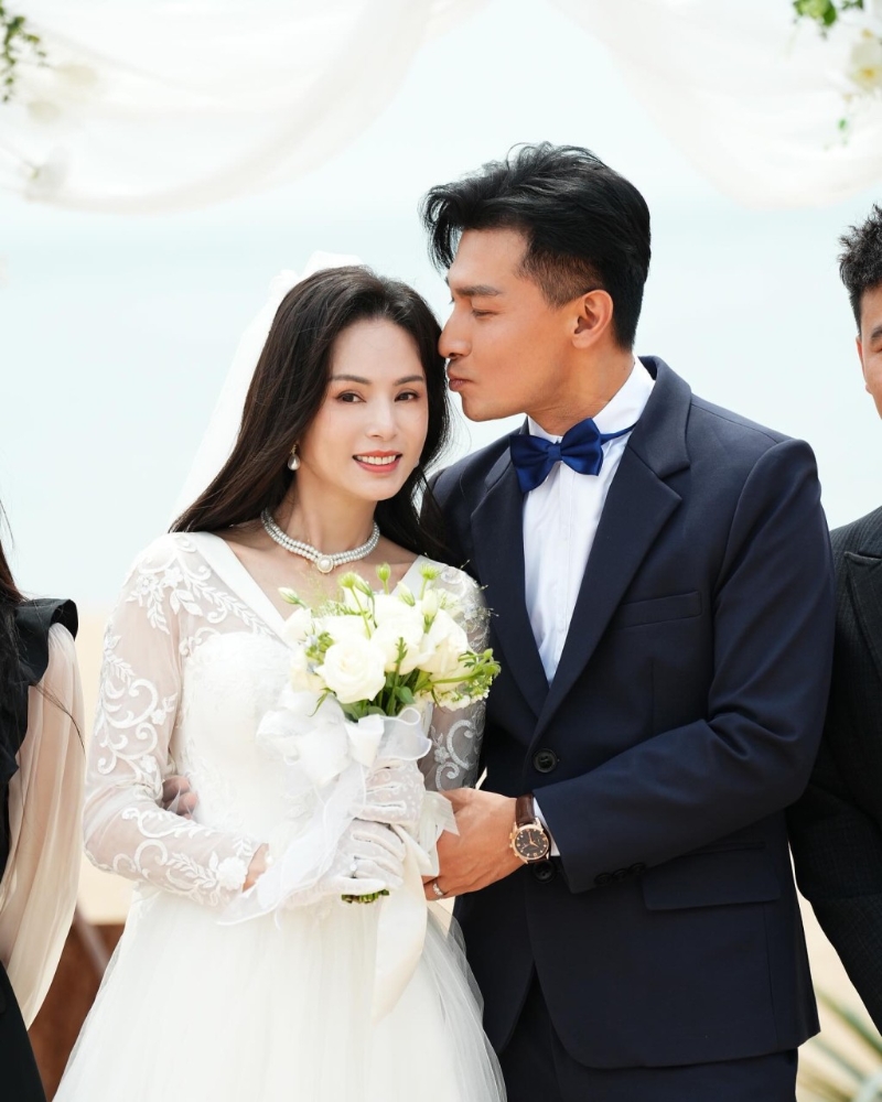 新郎更向李若彤獻吻！