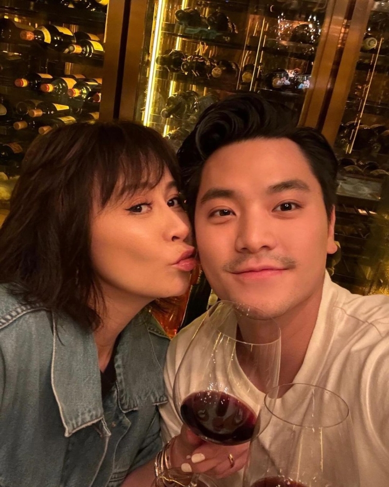 劉嘉玲主動嘟嘴親吻王令塵。