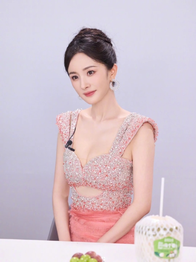 楊冪現身代言活動，一身粉紅色低胸亮片長裙盡現完美身材