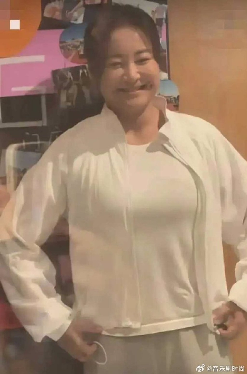 賈玲近來出席公開活動，身形明顯擁腫不少。