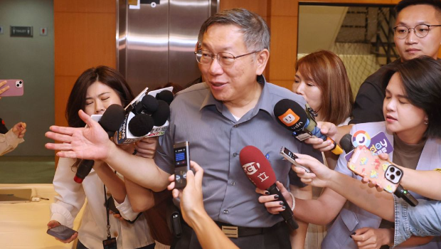 柯文哲面對媒體提問，不發一語。