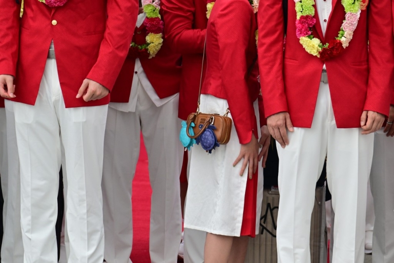 全紅嬋背包上的兩只烏龜吊飾很搶眼。