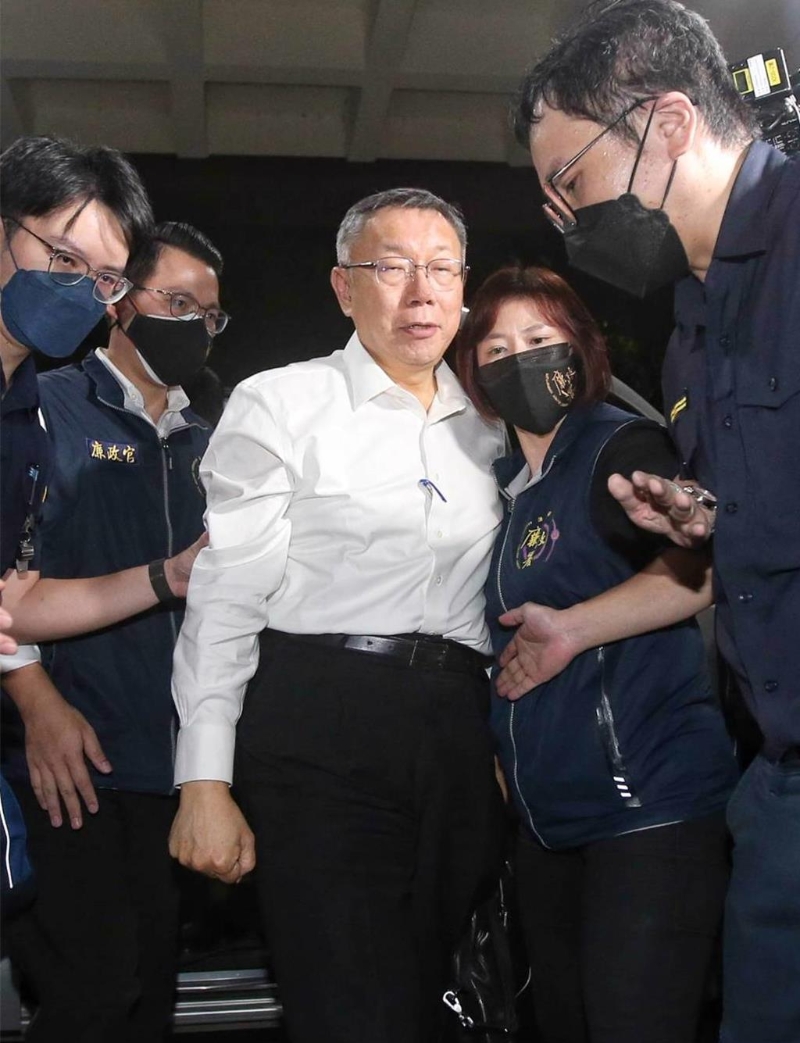 檢廉偵辦京華城案，民眾黨主席、前臺北市長柯文哲（中）31日移送臺北地檢署復訊。