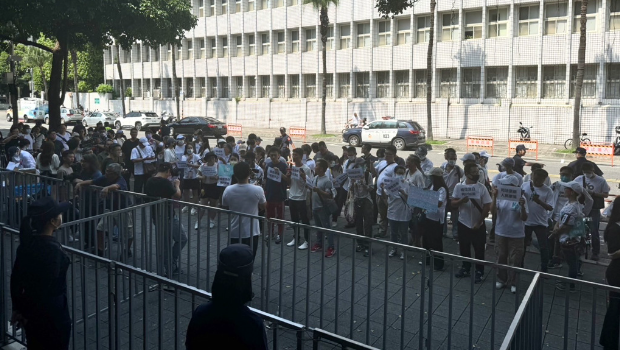 小草包圍北檢門口急聲援 小草包圍北檢門口急聲援