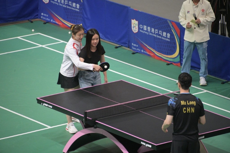 陳夢“親手”教粉絲打球 陳夢“親手”教粉絲打球