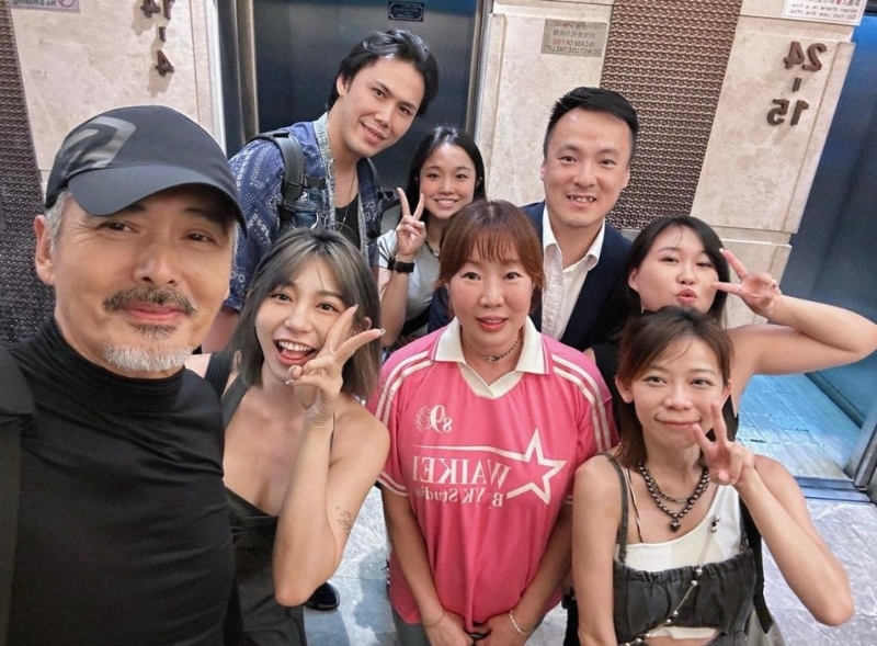 日前，黃潔琪在IG上分享了兩張野生捕獲周潤發的大合照。