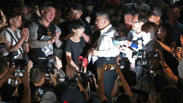 柯文哲在妻子陳佩琪陪同下向支持者發表談話 柯文哲在妻子陳佩琪陪同下向支持者發表談話