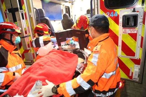 被困海關高級關員送院搶救后不治。