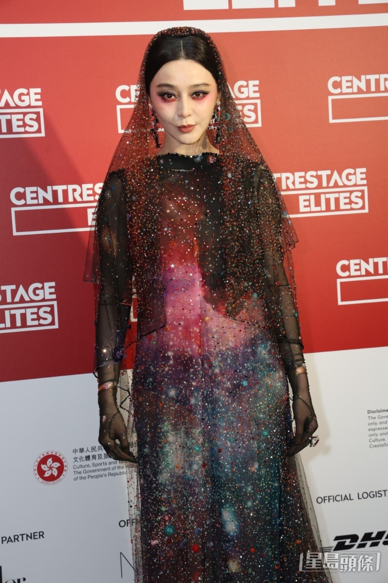 范冰冰身穿設計師云惟駿打造的一條以宇宙星體設計的透視拖尾紗裙現身。