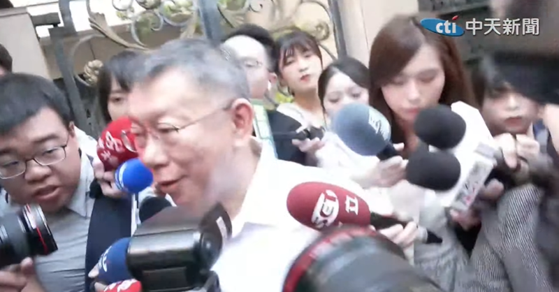 民眾黨主席5日出門畫面。