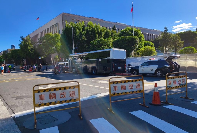 5日上午警方派出員警力進行交管維安。