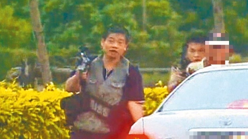 “臺灣張子強”張錫銘（左一）2004年與同伙被圍捕時挾持1名老農（右一）和警察街頭槍戰。