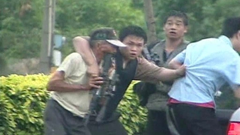 劫持老農事件的新聞畫面近年被拿來當哏圖。