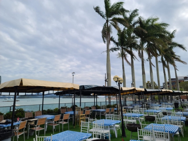 海灣燒烤大王位于西貢市中心沿海岸旁邊，坐擁無敵海景。