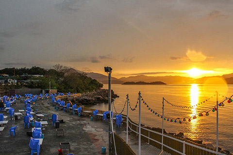 白石燒烤場位于馬鞍山，面向吐露港海景。