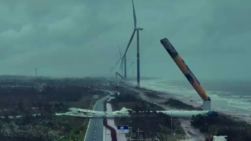 強臺風摩羯橫掃海南島，幾百米高的風力發電扇被折斷。