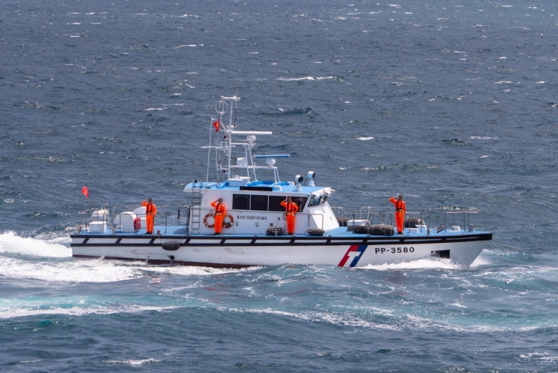 空軍新竹基地一架幻象戰機，晚間8點多在新竹外海夜航訓練失事，傳出飛行員彈射逃生，海巡艇PP3580（35噸）趕往搜救，人在港南里西南方16.7哩尋獲。（海巡署網站）