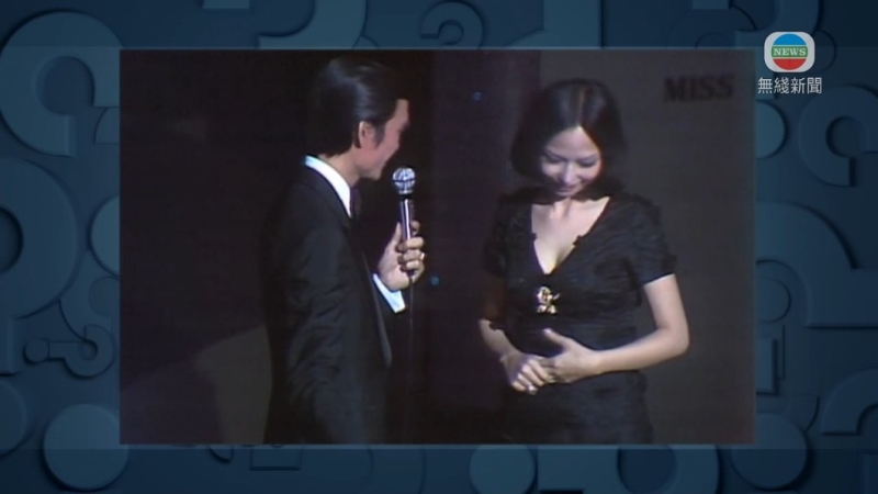 狄娜隨即低頭以害羞表情含笑回應。