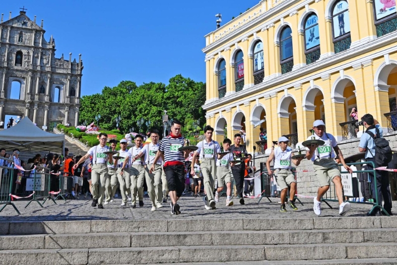 一眾酒店及餐廳代表手持托盤比拼速度及穩定度。