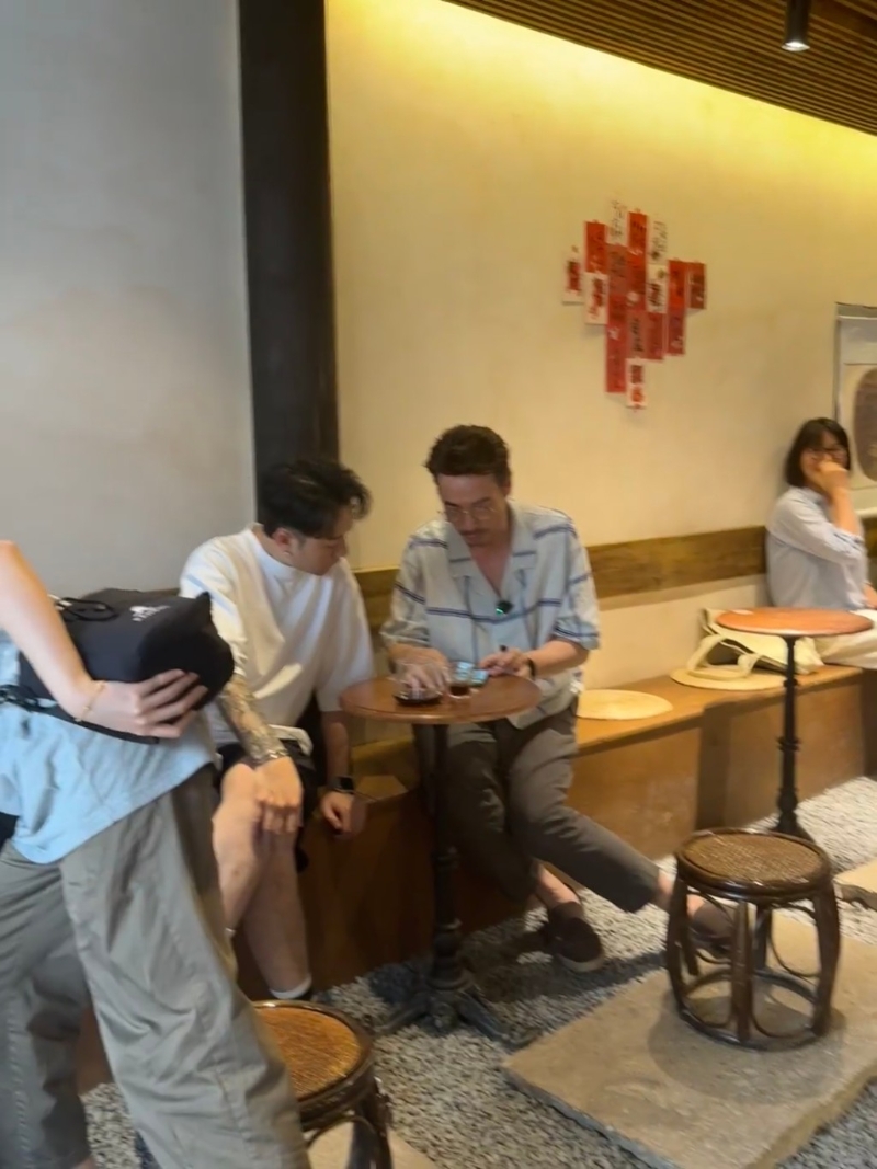 陳豪把手機放在桌上與另一名工作人員一齊看手機及研究拍攝詳情，看來陳豪的老花越來越嚴重。